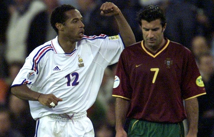 Đến Luis Figo cũng từng bỏ khỏi sân để phản ứng trọng tài