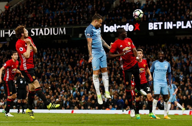 HLV đầu tiên bị phản đối khi bỏ xem derby Manchester