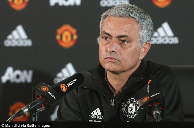 HLV Mourinho thổi bùng căng thẳng sau thẻ đỏ của Fellaini