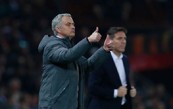 HLV Mourinho: 'Bailly ngây thơ quá'