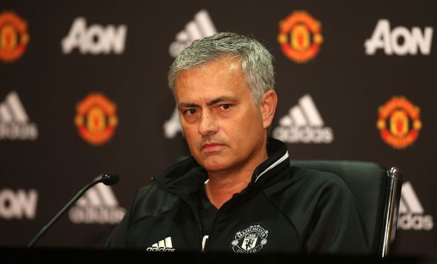 Lờ Fabinho, HLV Mourinho tính gây sốc với trụ cột Chelsea