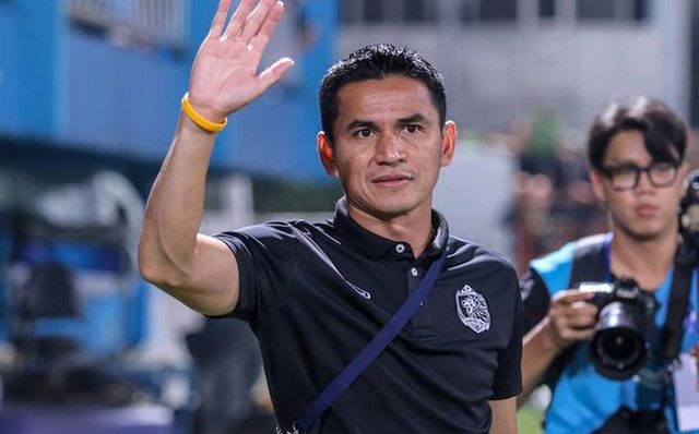 Kiatisuk back, seems to be Van Lam’s Coach?