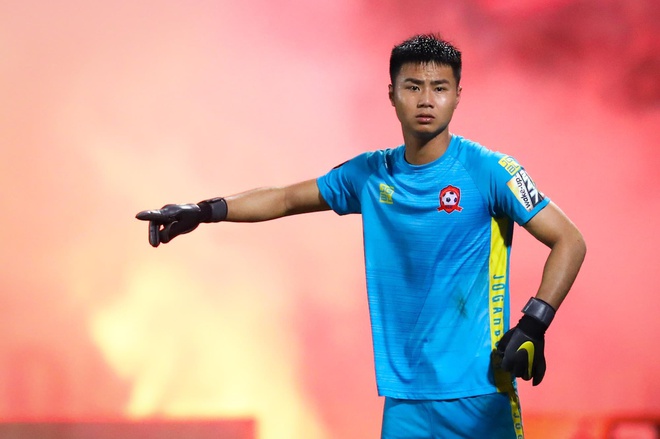 VIDEO: Thủ môn ĐTVN 'tắt điện' trước siêu phẩm 'đẹp nhất V-League'