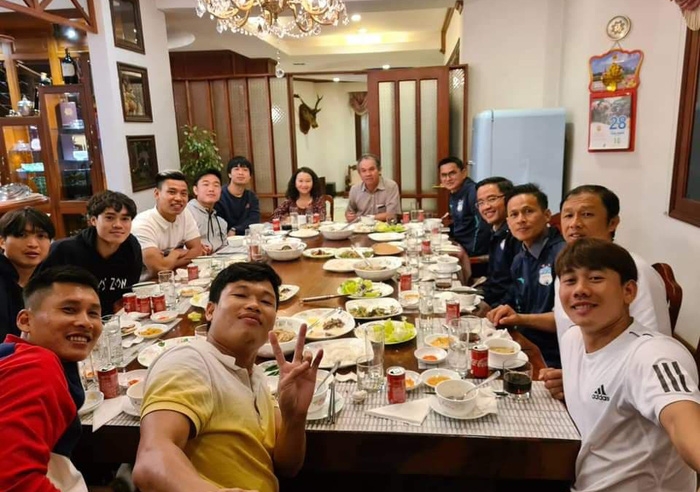 Bầu Đức mời Kiatisak và cầu thủ HAGL đến nhà