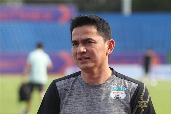 VIDEO: Kiatisak 'bơ vơ' tại HAGL