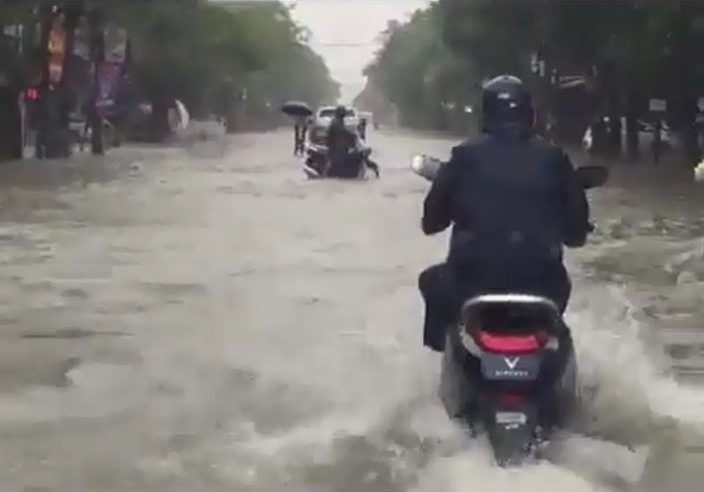 VIDEO: Xe máy điện VinFast Klara 'lướt sóng' tại TP Vinh
