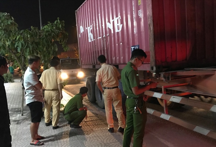 Tài xế container bỏ chạy sau khi cán chết người ở Thủ Đức
