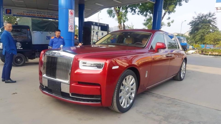 Ngắm Rolls Royce Phantom VIII giá 70 tỷ đồng lăn bánh tại Hà Nội