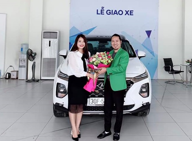 Nghệ sĩ nổi tiếng mua ô tô cũng không tránh được cảnh 'bia kèm lạc'