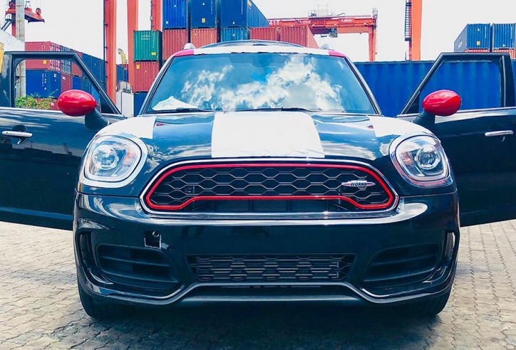 MINI Coupé phiên bản hiệu suất cao cập cảng Việt Nam