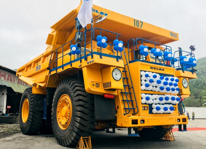 Tận mắt độ “khủng” của Belaz 75131: Siêu xe tải lớn nhất VN
