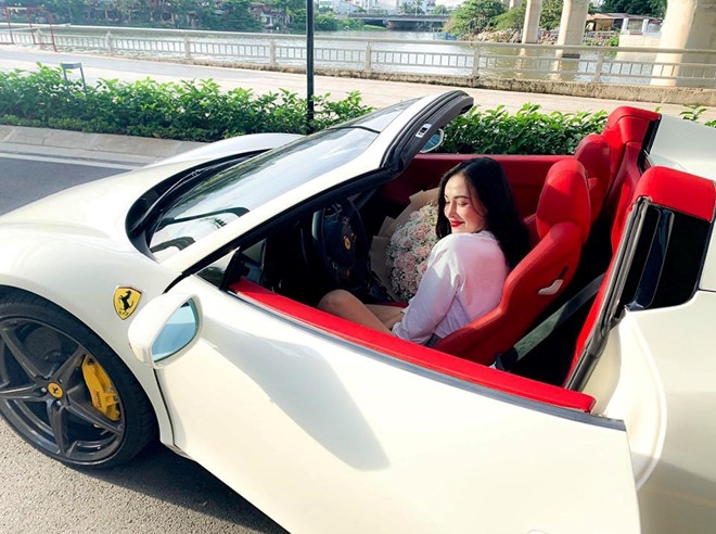 Ferrari 458 Spider thứ 2 tại VN về tay hot girl Sài Thành