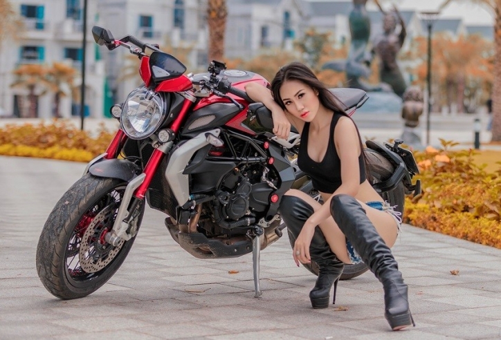 Xe & người đẹp: “Bỏng mắt” với người đẹp 9X bên mô tô Dragster 800 RR