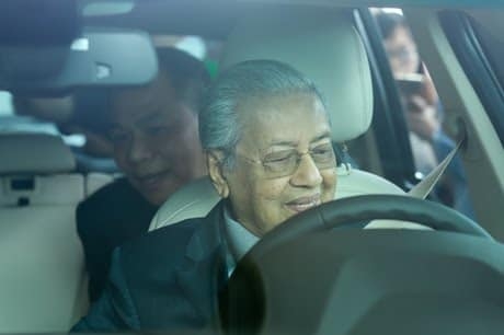 Thủ tướng Malaysia 94 tuổi đích thân lái thử xe VinFast