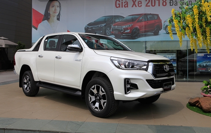 Giá niêm yết Toyota Hilux 2019 giảm tới 33 triệu đồng