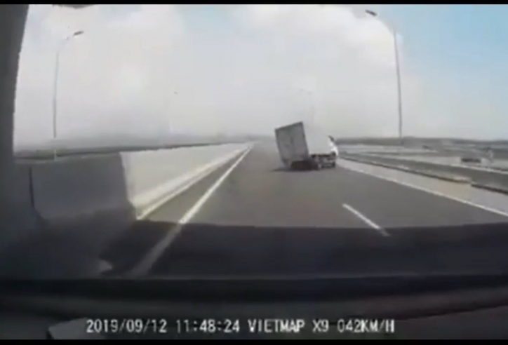 Xe tải lật nghiêng do nổ lốp khi đang chạy gần 100 km/h trên cao tốc
