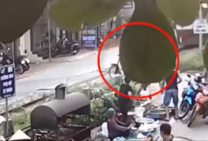 VIDEO: Liều lĩnh vượt đường tàu, người đàn ông thoát chết vì được kéo lại