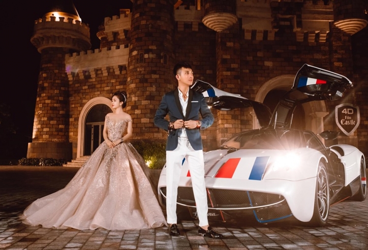 Vợ chồng Minh “Nhựa” khoe dáng bên Pagani Huayra 80 tỷ đồng