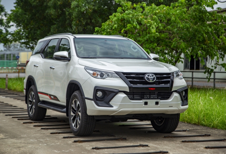 Giá xe Toyota Fortuner “chạm đáy”, phả hơi nóng vào Ford Everest