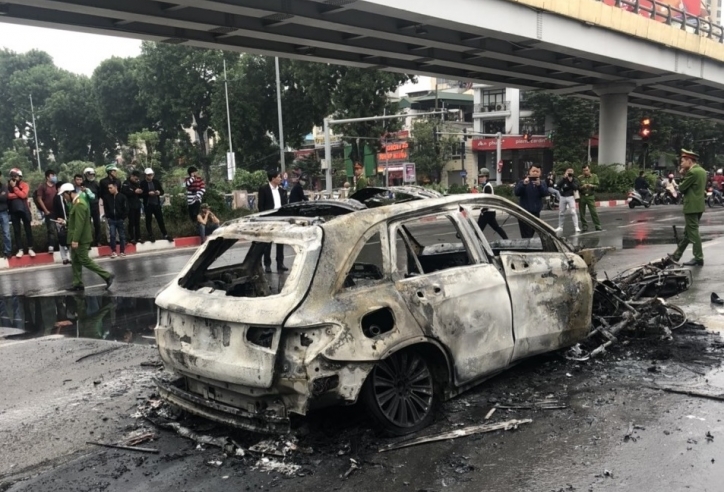 Nữ tài xế lái Mercedes tông liên hoàn chết người, xe cháy trơ khung