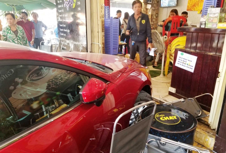 VIDEO: Ô tô điên lao vào quán cafe, người dân chạy tán loạn