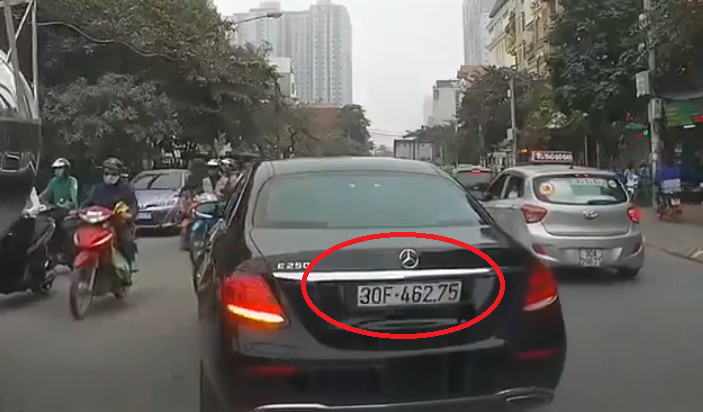 Mercedes-Benz 'hô biến' biển số trắng sang biển số xanh trong nháy mắt