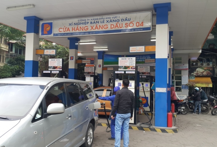 Giá xăng giảm, ô tô đổ đầy bình chưa tới 500.000 đồng
