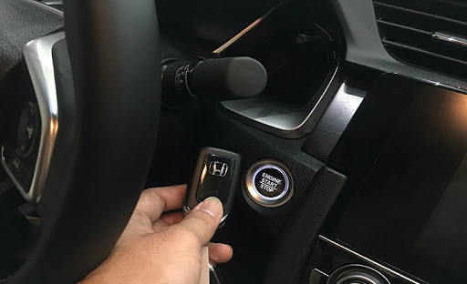 Cách khởi động ô tô khi chìa khóa thông minh hết pin