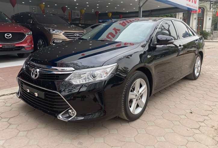 Có nên mua Toyota Camry 2017 giá hơn 900 triệu đồng?