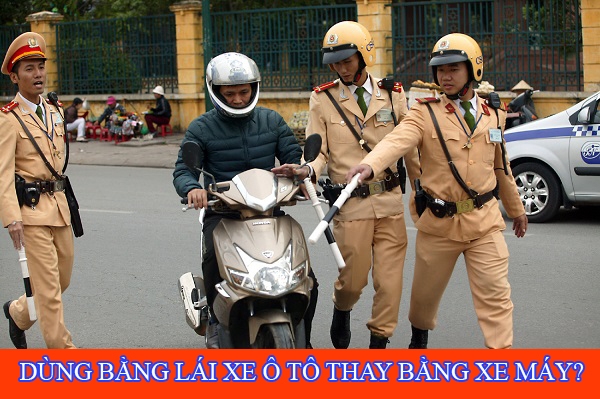 Có được dùng bằng lái xe ô tô thay bằng xe máy không?