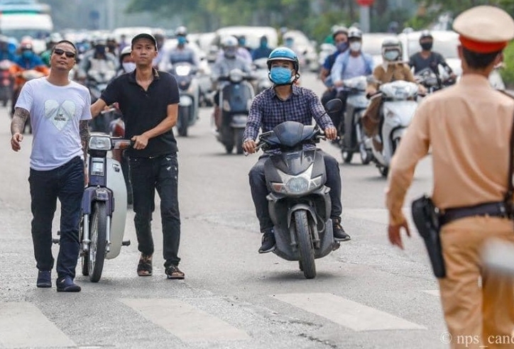 Dắt xe qua chốt CSGT có bị phạt không?