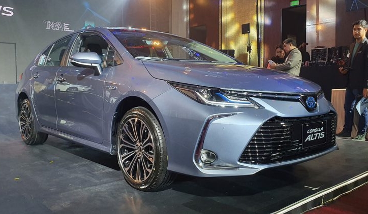 Toyota Corolla Altis: Giá lăn bánh, thông số & khuyến mãi