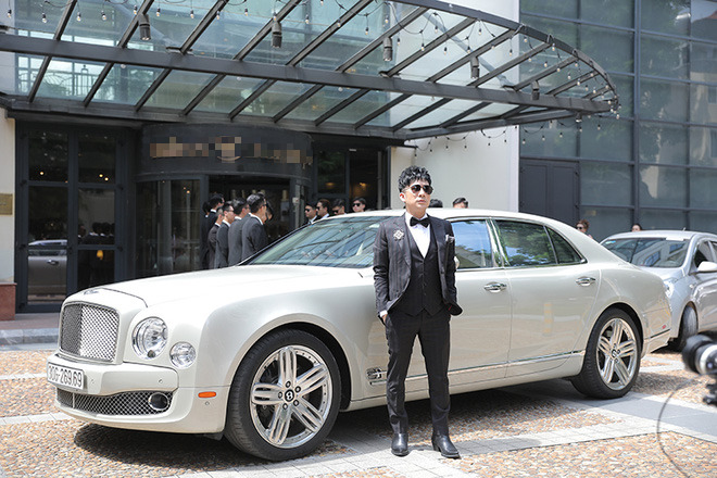 Quang Hà “gây sốt” khi cưỡi xe sang Bentley 24 tỷ đi sự kiện