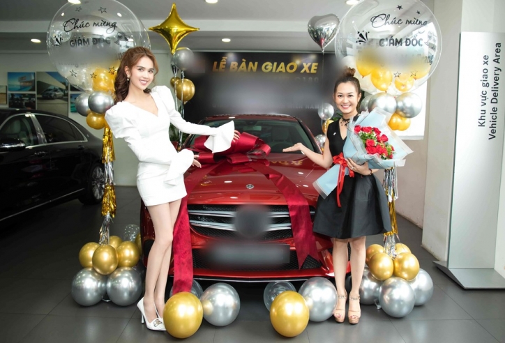 Thu nhập khủng, Ngọc Trinh chi tiền tỷ mua xe hơi tặng cho nhân viên