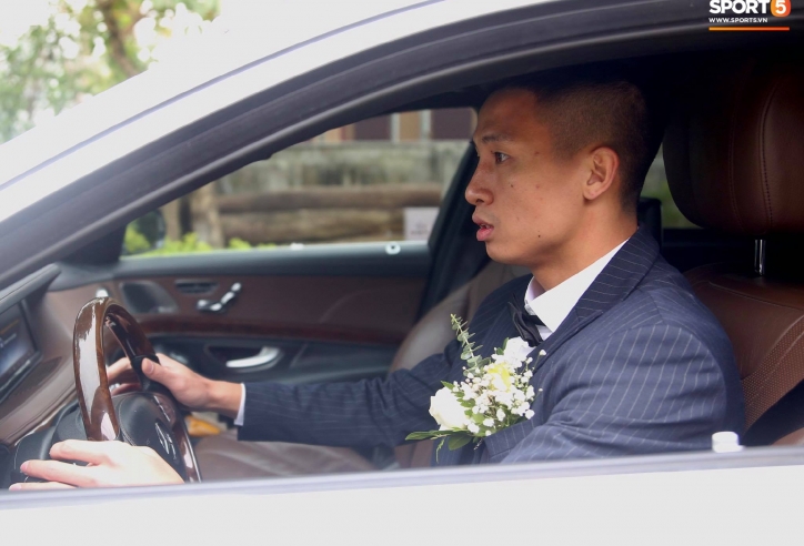 Trung vệ Bùi Tiến Dũng lái Mercedes S400 “cực ngầu” đi đón dâu