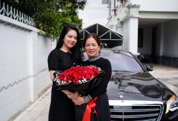Tiền Giang: Đỗ tốt nghiệp, con gái được mẹ tặng 'Mẹc' S 5 tỷ đồng