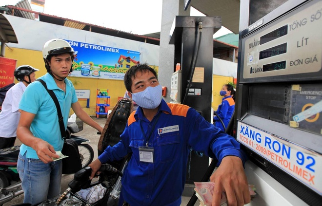 Giá xăng tăng cao kỷ lục trong gần một năm qua