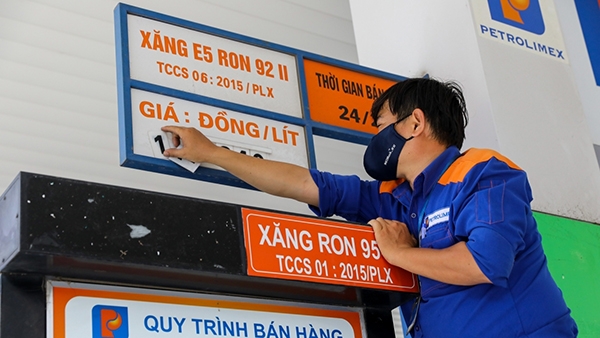 Giá xăng tăng kỷ lục từ 15h chiều nay, sắp chạm ngưỡng 20.000 đồng/lít