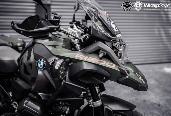 SIêu môtô BMW R1200 GS dán phong cách nhà binh tại Sài Gòn