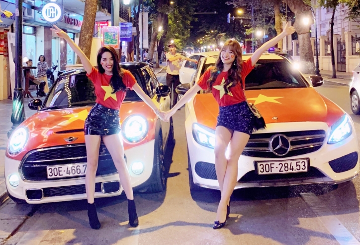 Hoa hậu Phan Hoàng Thu cùng dàn xế sang xuống đường mừng chiến thắng của ĐTVN