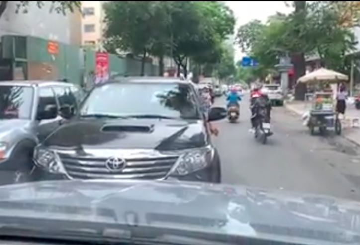 Đi ngược chiều, xe Fortuner bị Ford Ranger Raptor ép phải đi lùi về đúng làn