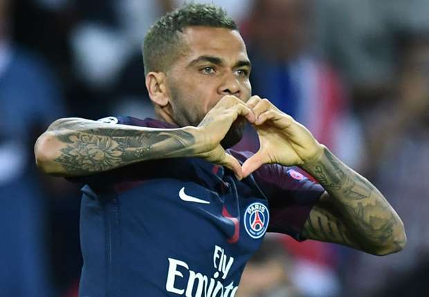Dani Alves tiết lộ Liverpool sẽ giúp PSG đánh bại MU