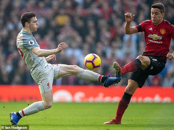 Chia điểm trên sân nhà, Man United mất vị trí thứ 4