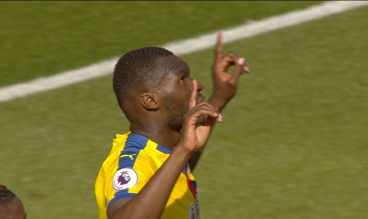 VIDEO: Benteke đánh đầu tung lưới Arsenal