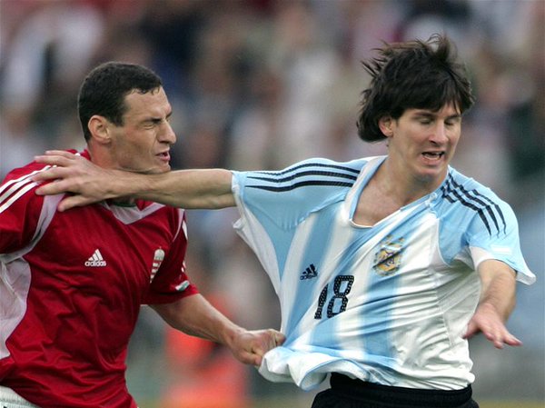 VIDEO: Cận cảnh thẻ đỏ đầu tiên trong sự nghiệp của Messi