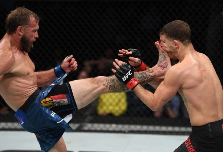 'Cao bồi UFC' đấm như máy, hạ gục đối thủ cứng đầu
