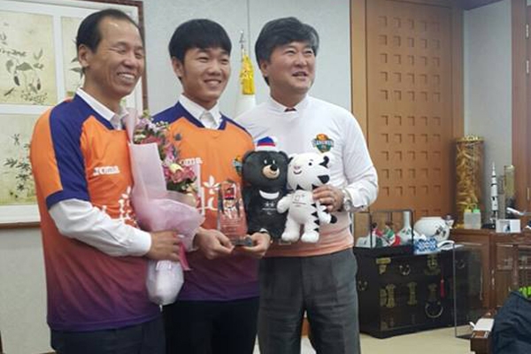 Xuân Trường trở thành cháu nuôi Thống đốc tỉnh Gangwon