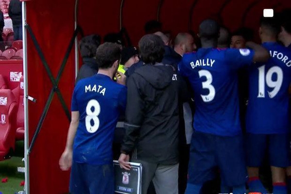 Eric Bailly vào tận đường hầm đòi xử đối thủ