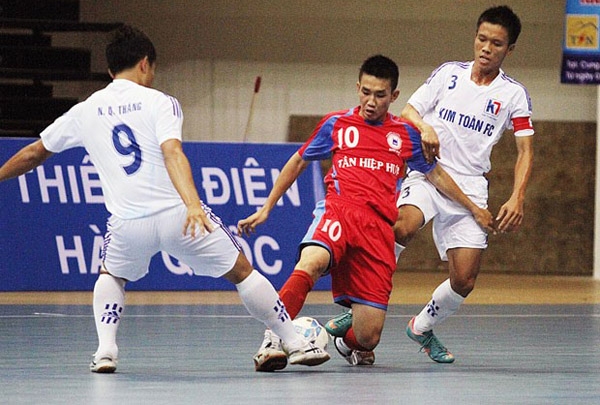 Bóng đá VN 25/3: VFF kỷ luật cầu thủ rượt đánh đồng nghiệp