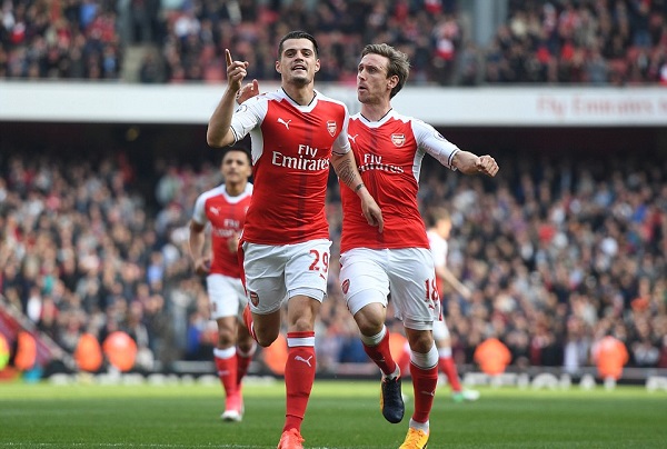 Arsenal níu kéo hy vọng top 4 sau trận thắng MU